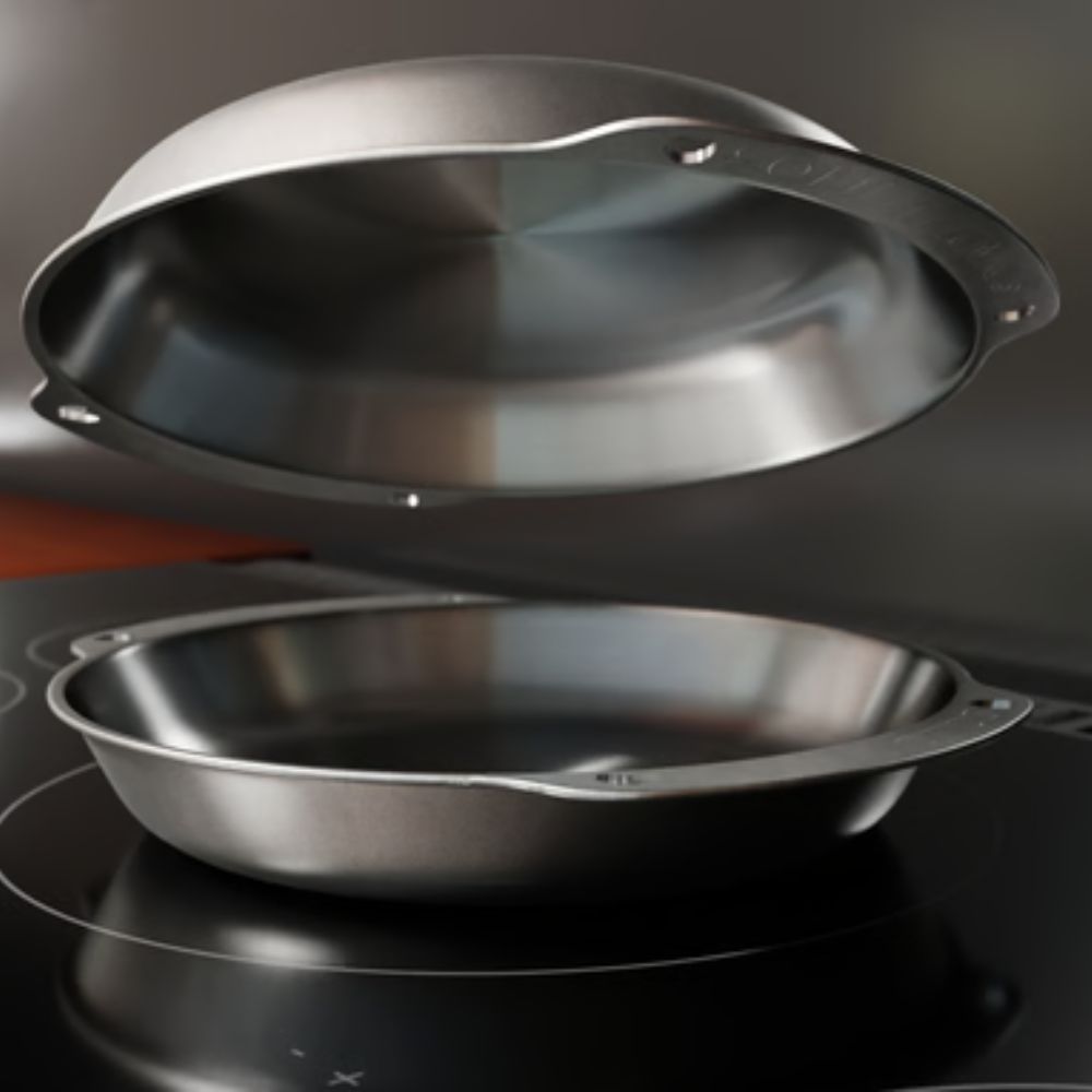 To Solidteknics nöni ovn-til-bord former i nikkelfritt rustfritt stål brukt sammen som en Dutch oven. De passer perfekt oppå hverandre og fungerer både som form og lokk til baking, steking og servering.