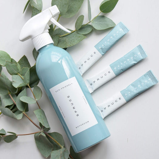 Spruce baderomsspray i gjenbrukbar aluminiumsflaske med plastfrie refillposer