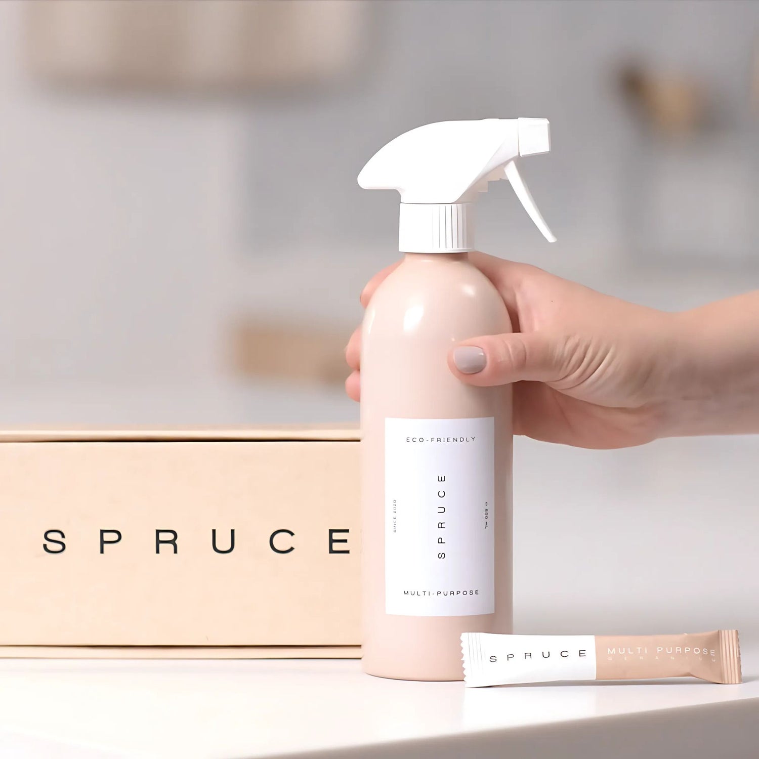 Spruce allrengjøringsspray med evighetsflaske i aluminium, plastfri refillpose og miljøvennlig emballasje – giftfri, bærekraftig og naturlig rengjøring uten skadelige kjemikalier.