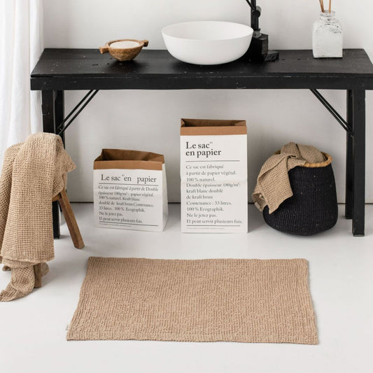 Naturlig beige badematte i lin som bidrar til et sunnere baderom.
