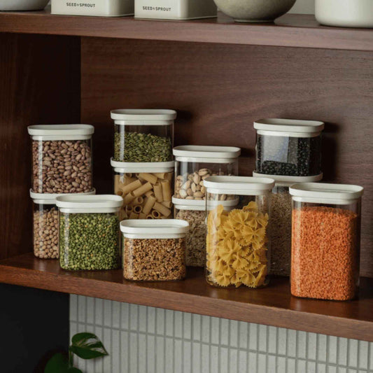 Tallow Pantry glassbeholdere med glasslokk i borosilikatglass fylt med pasta, linser og bønner til plastfri oppbevaring av tørrvarer i kjøkkenskap.