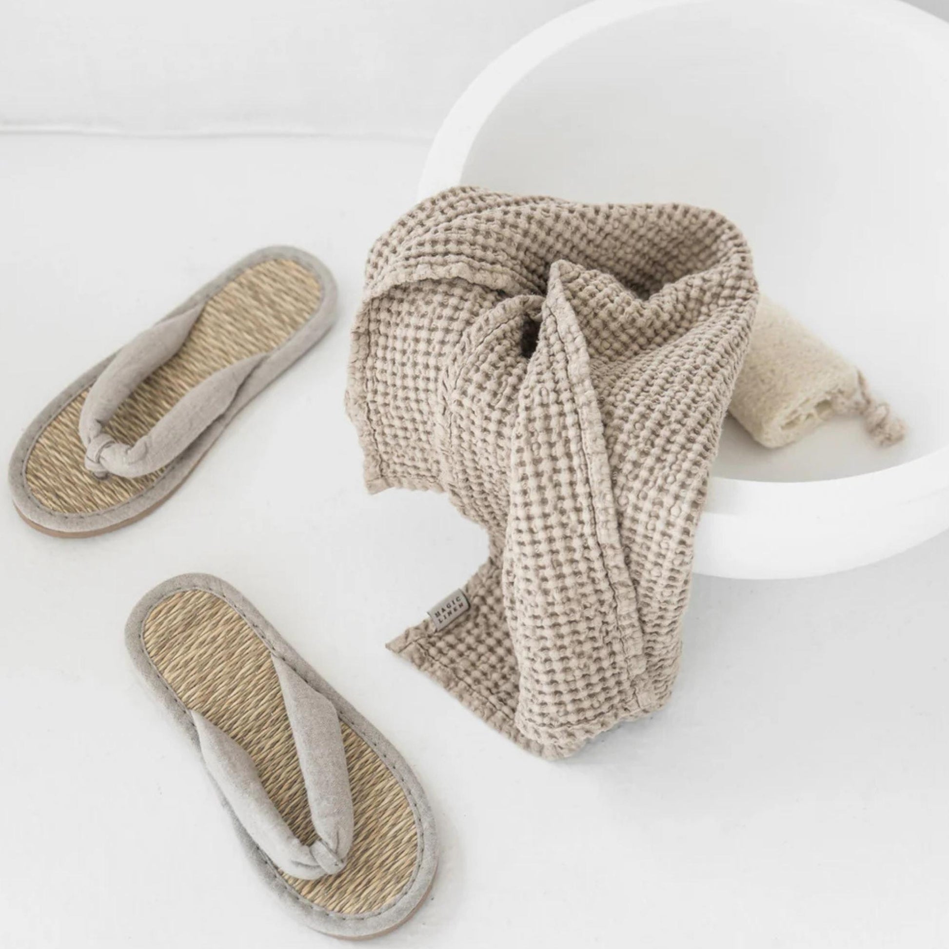 Naturlig beige håndkle i lin og bomull på vask, fremhever trygge materialer uten kjemikalier og et sunnere hjemmemiljø.