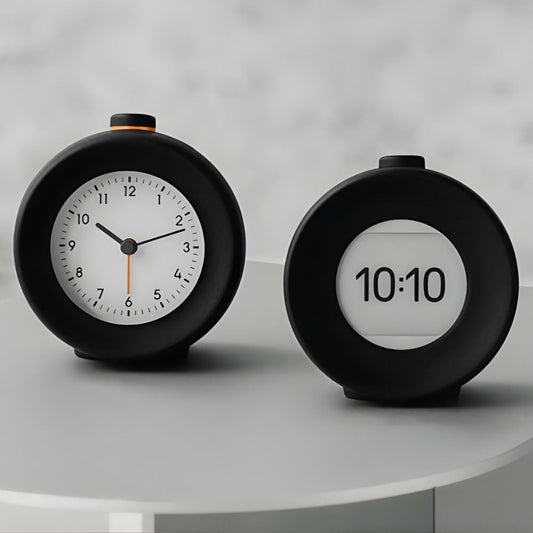 Analog og digital vekkerklokke fra Mudita på nattbord som alternativ til mobil på soverommet for bedre søvn