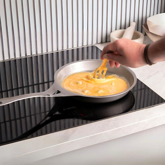 Nikkelfri stålpanne uten PFAS og teflon for trygg og sunn matlaging.