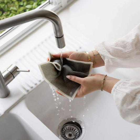 Plastfri svampeklut i bruk på kjøkkenet under vask i springen