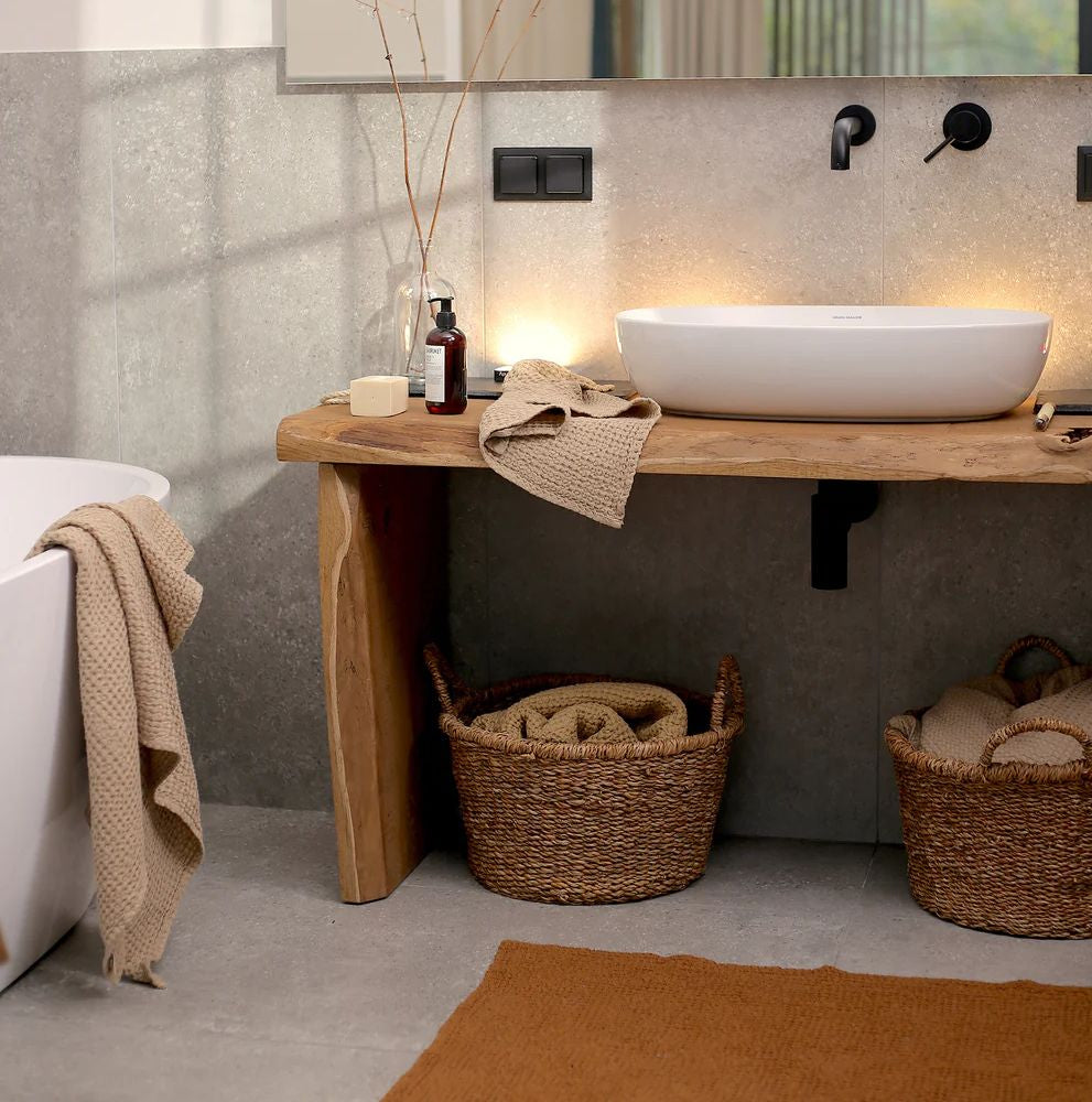 Naturlig baderom med lin-håndklær og varme materialer