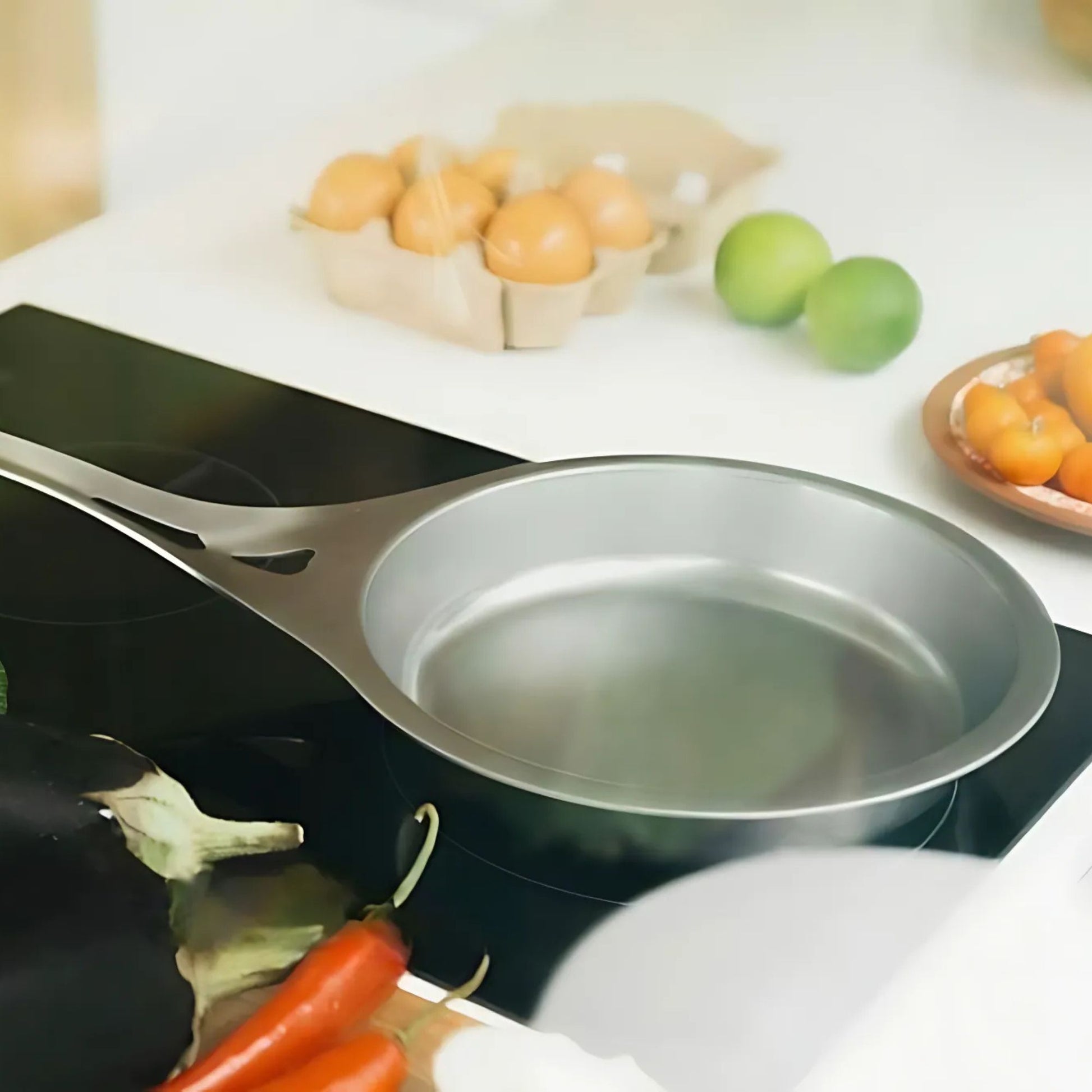 Nikkelfri stekepanne i rustfritt stål fylt med friske grønnsaker, ideell for sunn matlaging uten skadelige kjemikalier.