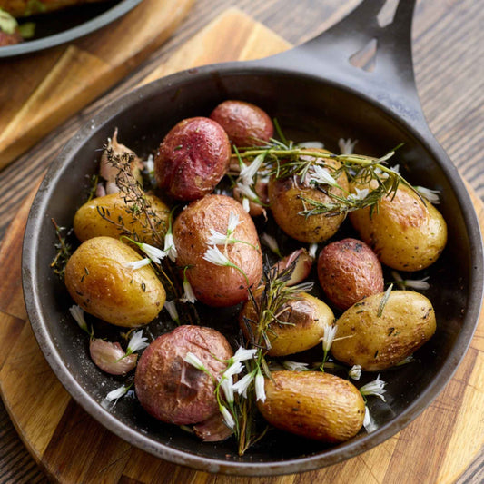 AUS-ION 20 cm stekepanne i rent jern med stekte poteter, perfekt til småretter, egg og grønnsaker. En lett, PFAS-fri panne uten belegg, som gir jevn varme og naturlig non-stick overflate.