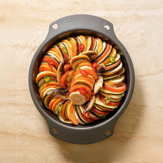 AUS-ION 26 cm ovn-til-bord jernpanne med mat – innbrent, naturlig non-stick panne fra Solidteknics, perfekt til steking, baking og servering rett fra ovn til bord.