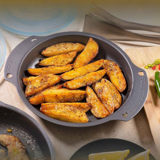 AUS-ION 26 cm ovn-til-bord panne i jern fra Solidteknics – lett, slitesterk og naturlig non-stick etter innbrenning. Ideell til alt fra frittata og brød til stek og grønnsaker.