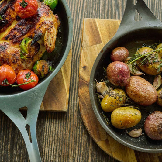 AUS-ION jernpanne fra Solidteknics med mat, laget i rent australsk jern uten belegg, naturlig non-stick og perfekt til sunn matlaging.