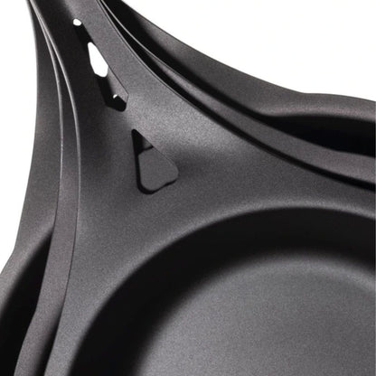 Detalj av AUS-ION jernpanne fra Solidteknics med hjerteformet håndtak – et symbol på australsk ingeniørkunst og funksjonelt design laget for å vare i generasjoner.