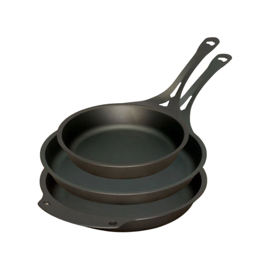 Tre AUS-ION stekepanner i rent australsk jern uten syntetisk belegg, sett med 20 cm, 26 cm og ovn-til-bord panne fra Solidteknics.