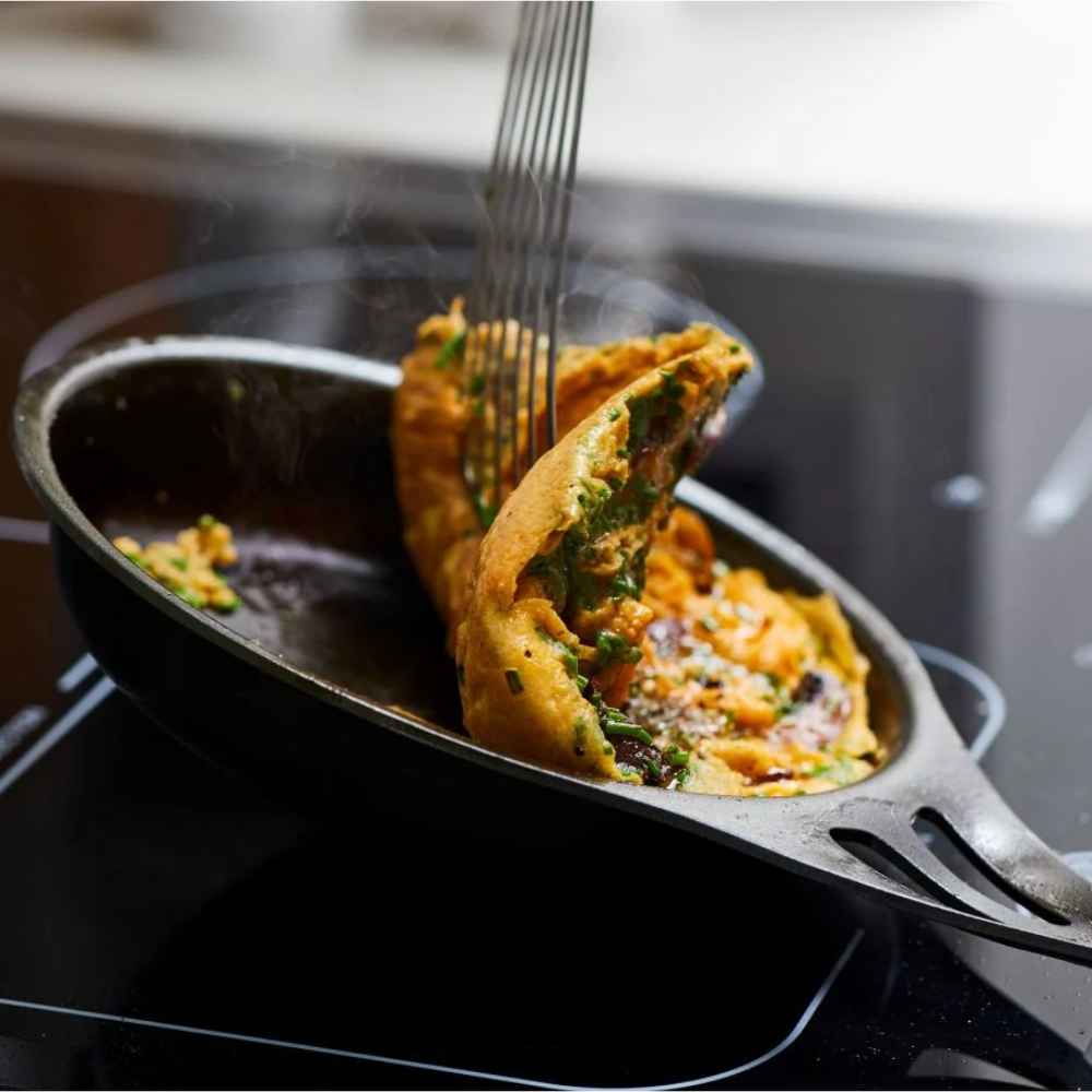 Omelett stekes i AUS-ION stekepanne av australsk jern med naturlig non-stick-overflate