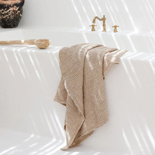 Beige badehåndkle i vaffelvevd lin og bomull, et naturlig, allergivennlig og miljøvennlig valg for et giftfritt og sunt baderomsmiljø