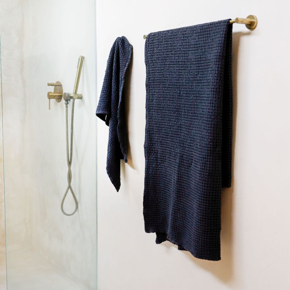Badehåndkle og håndhåndkle i mørk grå lin og bomull med vaffelstruktur på badet, OEKO-TEX®-sertifisert, allergivennlig og bærekraftig tekstil fra Sunnere Hjem