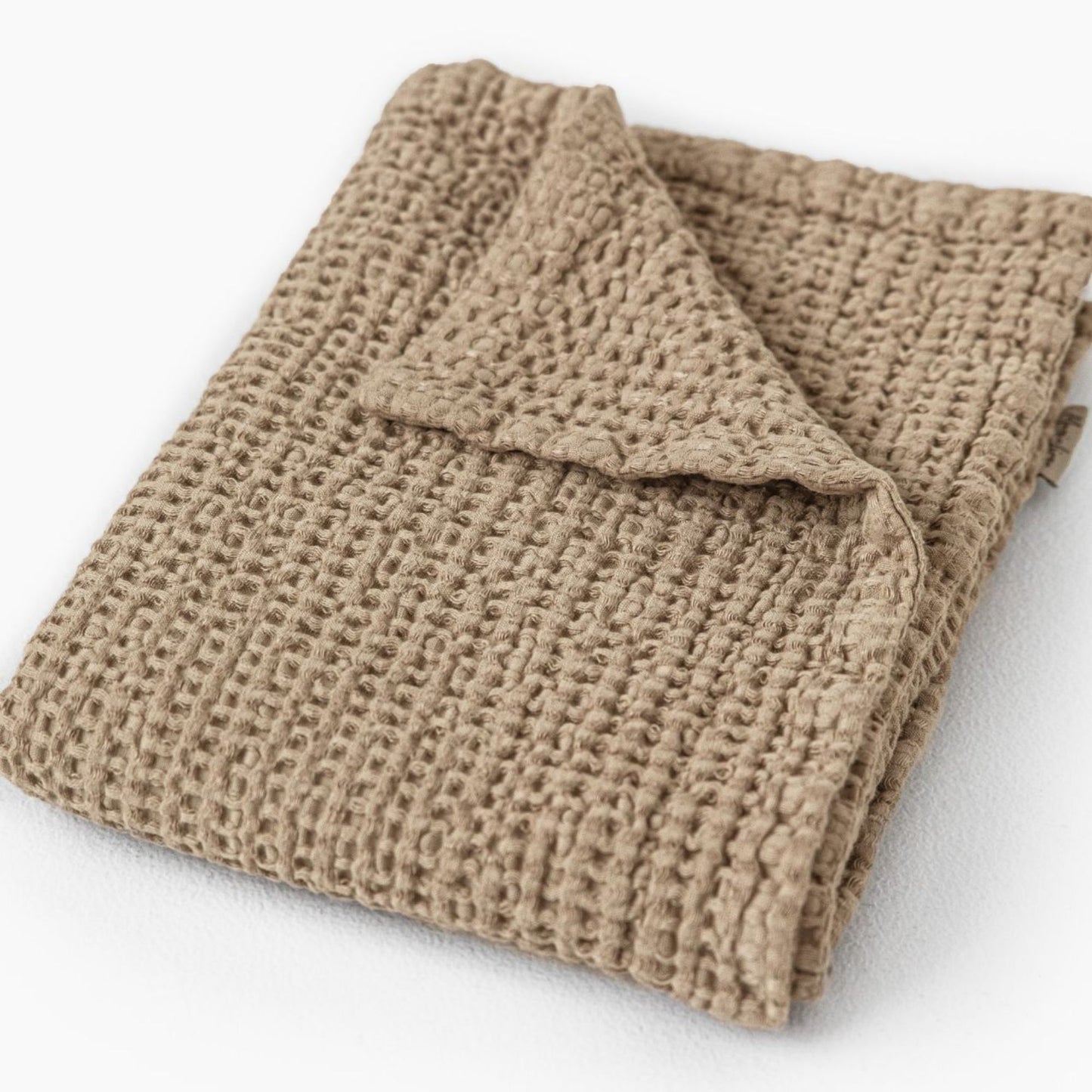 Badematte med vaffelstruktur i beige lin – et bevisst valg for deg som ønsker et sunnere hjem.