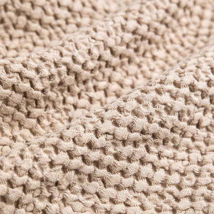 Nærbilde av vaffelstruktur i beige MagicLinen kjøkkenhåndkle i lin og bomull, hurtigtørkende og slitesterkt tekstil for bærekraftig kjøkkenbruk.