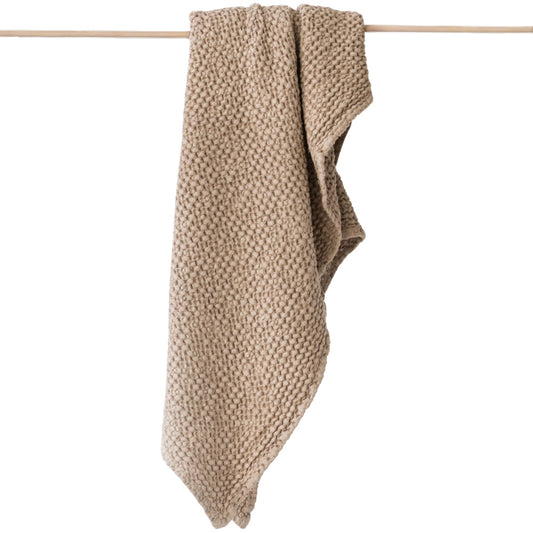 Beige håndkle i lin og bomull som henger på snor, pustende og miljøvennlig design fra MagicLinen.