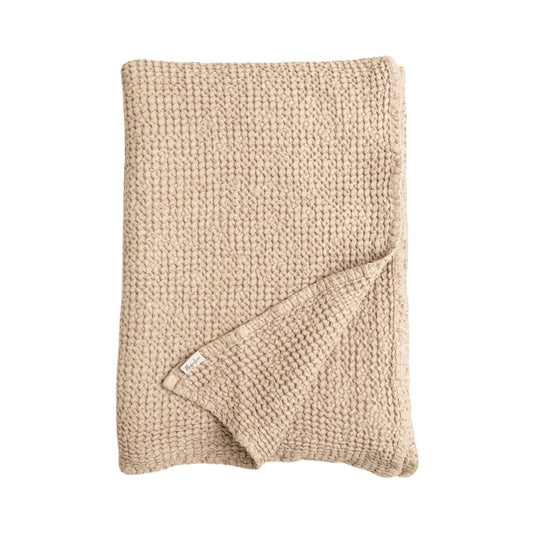 Beige pledd i lin og bomull til sofa, vaffelvevd og mykt for et sunt og bærekraftig hjem