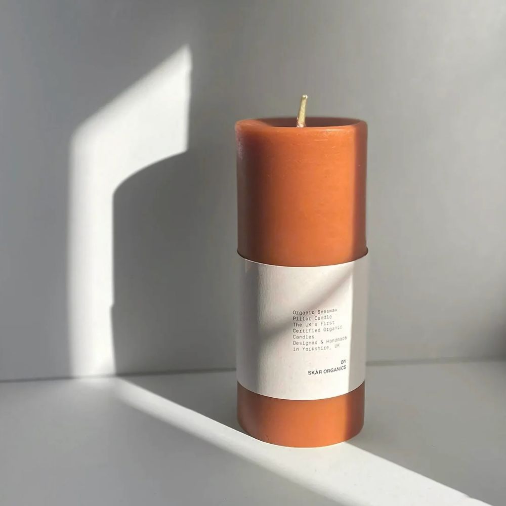 Bivoks kubbelys i varm oransjerød nyanse, naturlig farget med økologisk paprika – et sunt og plastfritt alternativ til vanlige stearinlys.