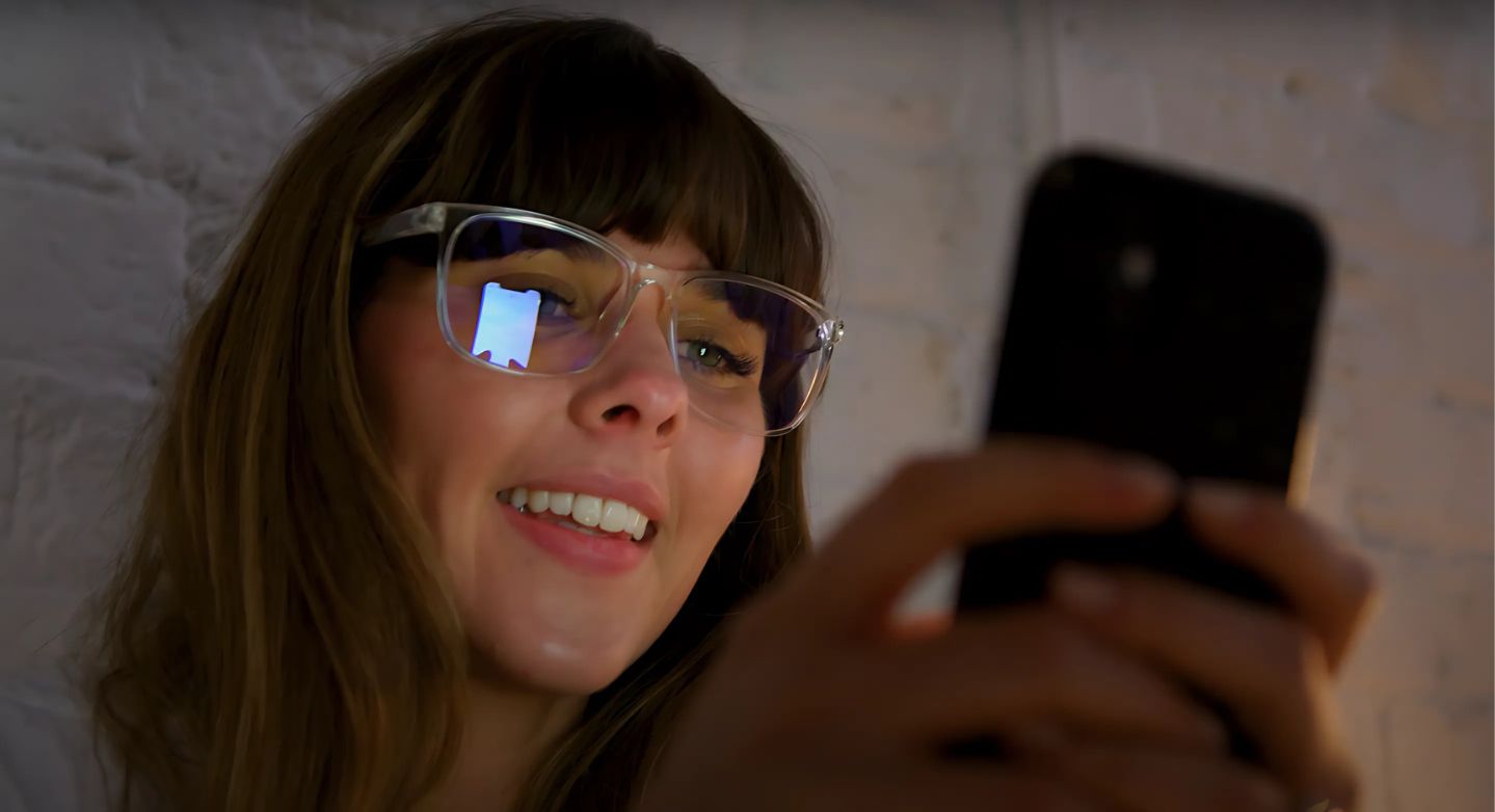 Kvinne med Ocushield blålysbriller for dagbruk – reduserer skjermbelastning og bidrar til bedre øyekomfort.