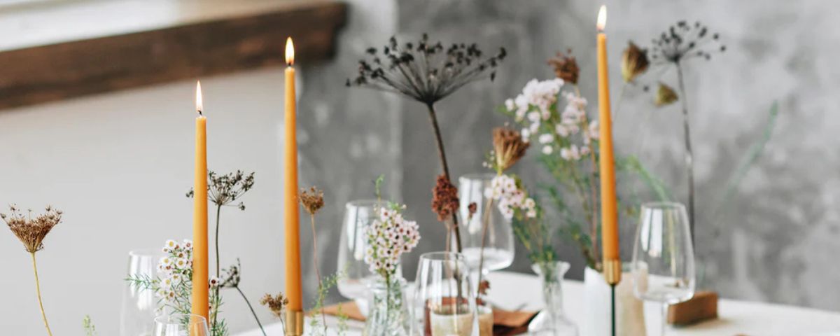 Bord dekorert med håndlagde, økologiske bivokslys – rent, naturlig og giftfritt lys for et sunt hjem.