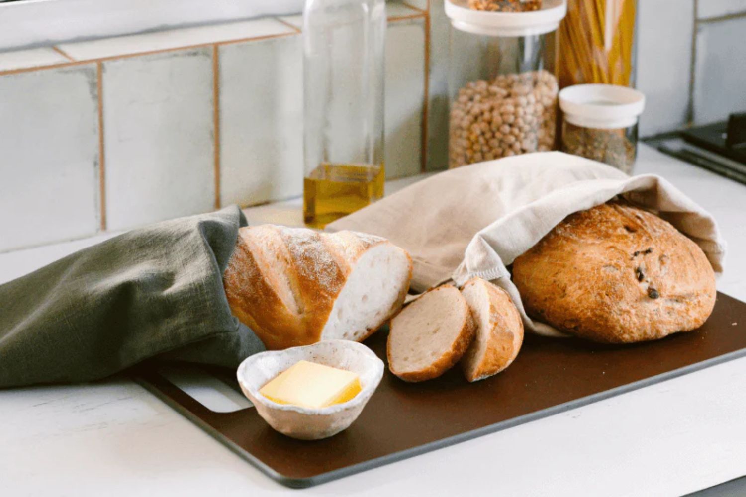 Brød på skjærebrett i trefiber fra Seed & Sprout med linposer for naturlig oppbevaring