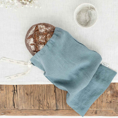 Gjenbrukbar brødpose i lin i fargen Gray Blue fra MagicLinen – pustende, håndlaget og perfekt til å holde brødet ferskt lenger uten plast. Tilgjengelig hos Sunnere Hjem.