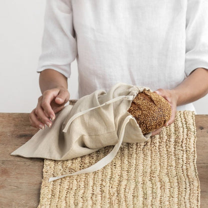 Brødpose i lin i naturfarge med nybakt brød – bærekraftig og pustende oppbevaringspose for ferskt brød