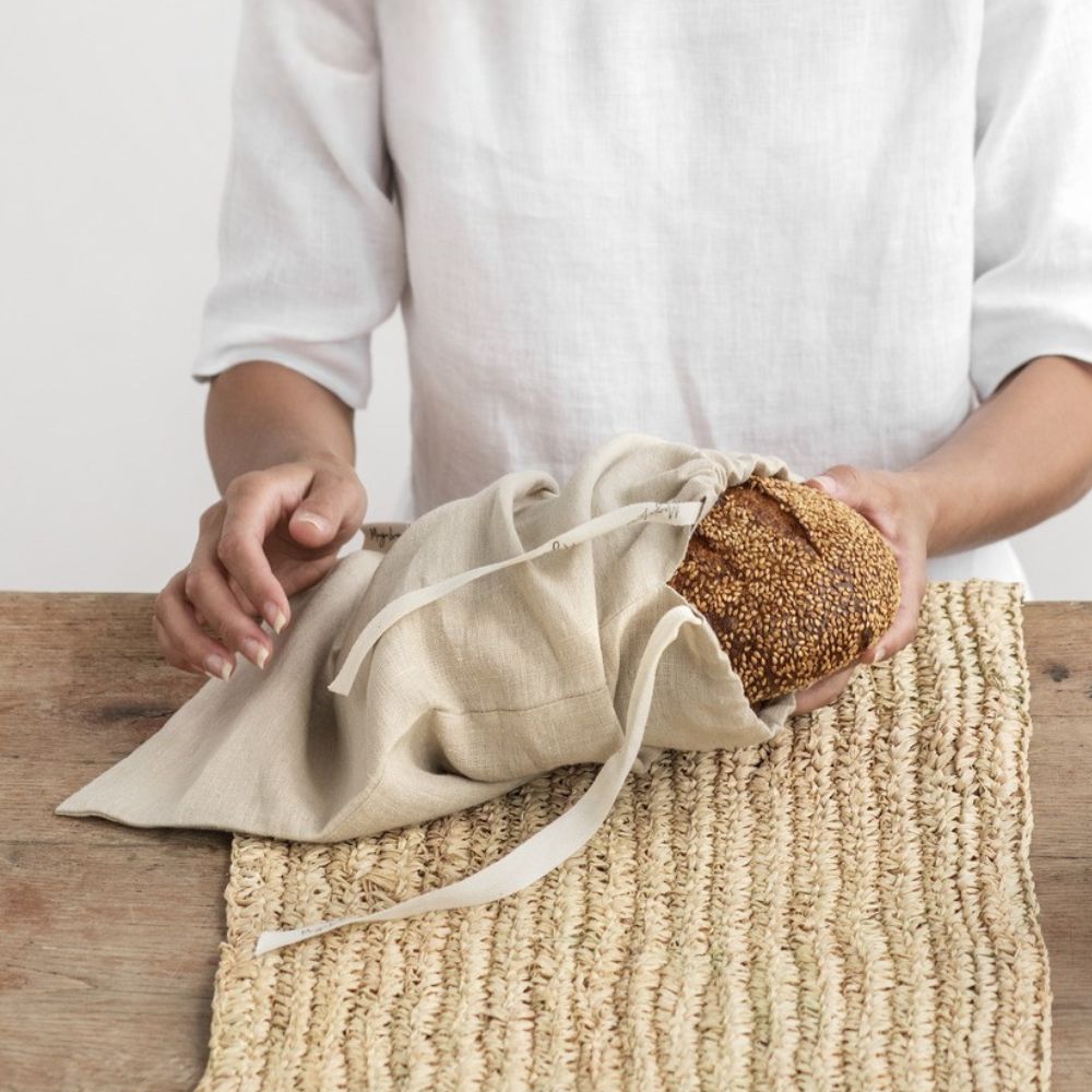 Brød legges i naturfarget brødpose i lin fra MagicLinen for plastfri oppbevaring