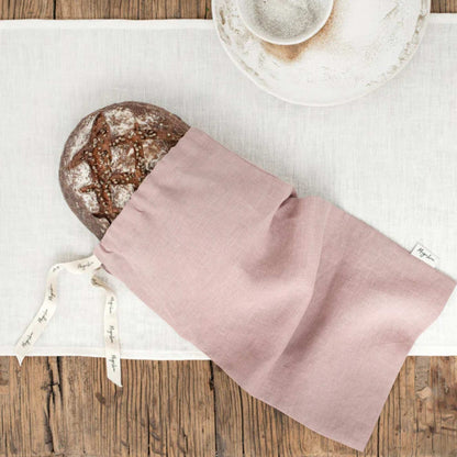 Gjenbrukbar brødpose i lin i fargen Woodrose fra Magiclinen – pustende og håndlaget pose som holder brødet ferskt lenger uten plast.