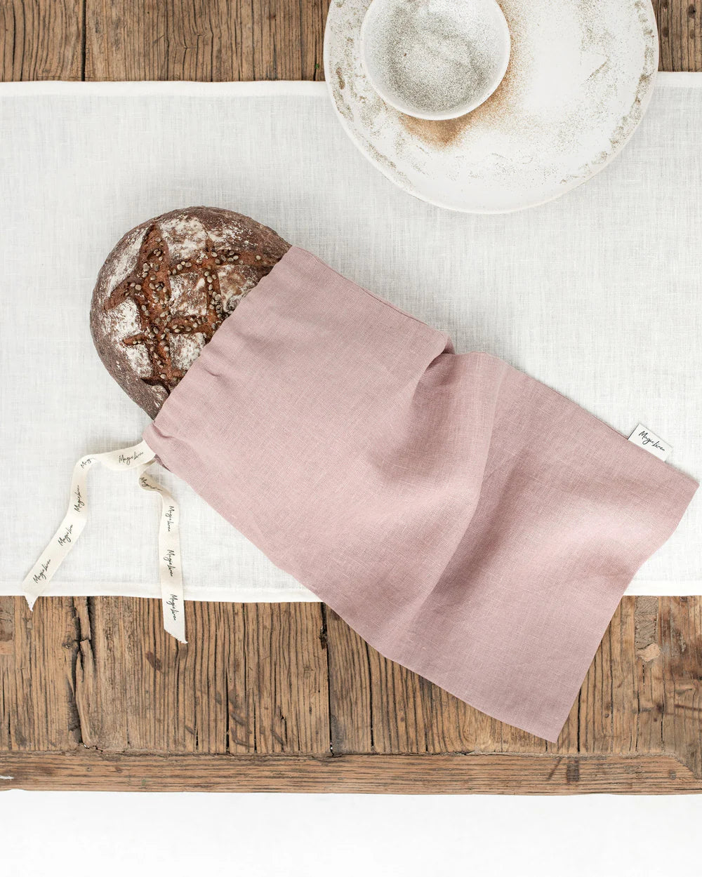Brødpose i lin fra MagicLinen i fargen woodrose brukt til plastfri oppbevaring av brød