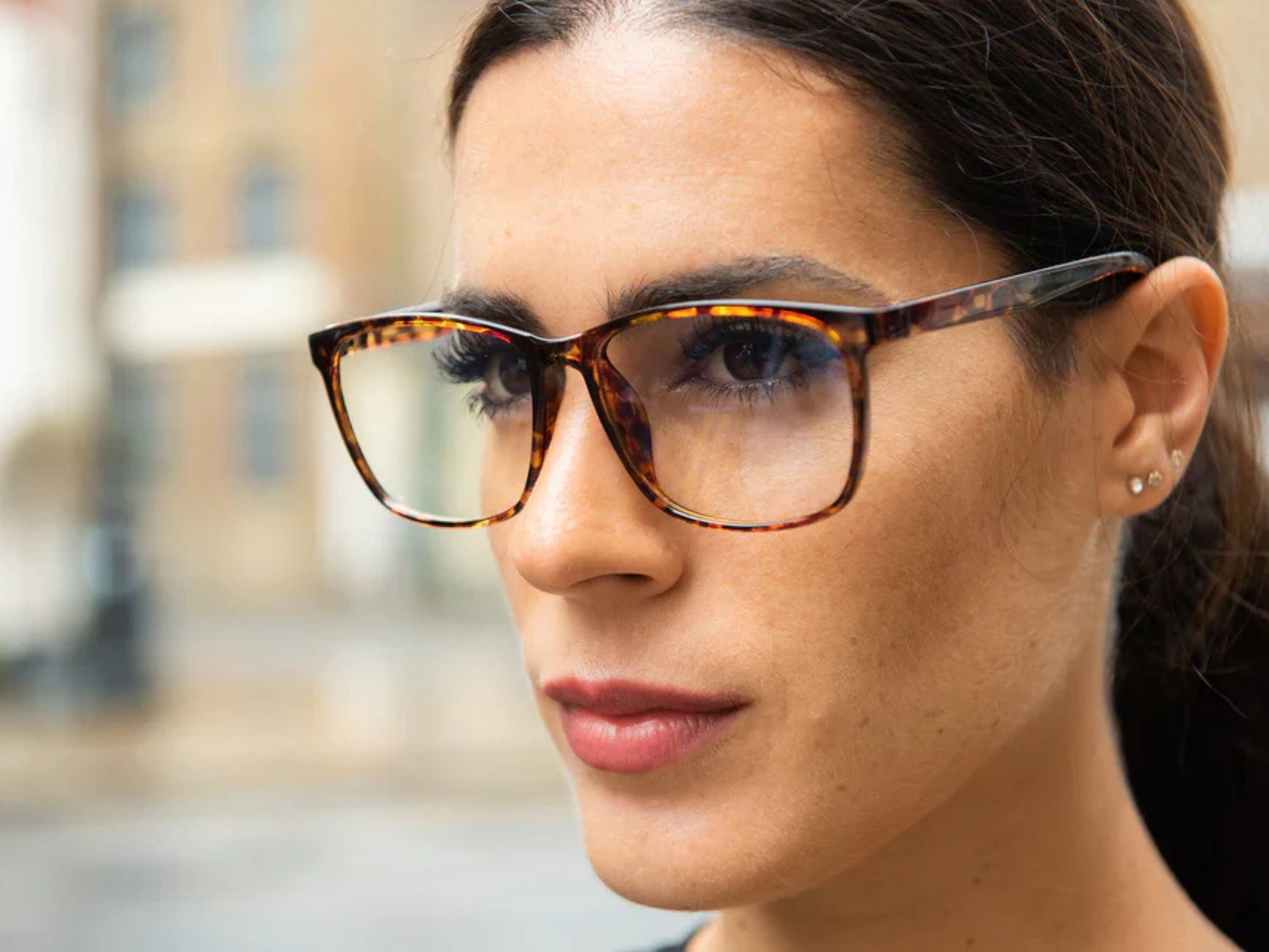 Dame som bruker Parker blålysbriller med brun tortoise innfatning fra Ocushield