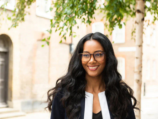 Dame som bruker Parker skjermbriller med brun tortoise innfatning fra Ocushield