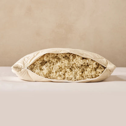 Deluxe vaskbar ullpute 50 x 70 cm fra Woolroom med åpning som viser løst, sporbar britisk ullfyll