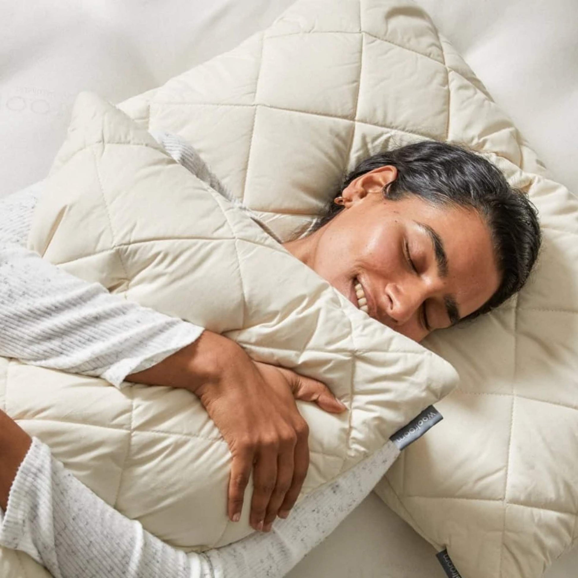 Kvinne som sover på Deluxe vaskbar ullpute fra Woolroom i naturlige materialer