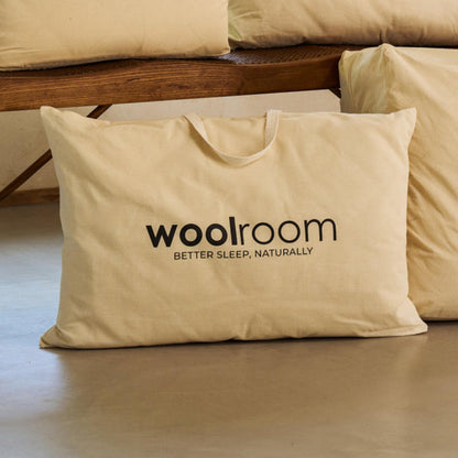 Oppbevaringspose med logo til Deluxe vaskbar ullpute fra Woolroom