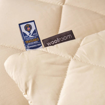 Detaljbilde av Deluxe vaskbar ullpute fra Woolroom med merkelapp for sporbar britisk ull