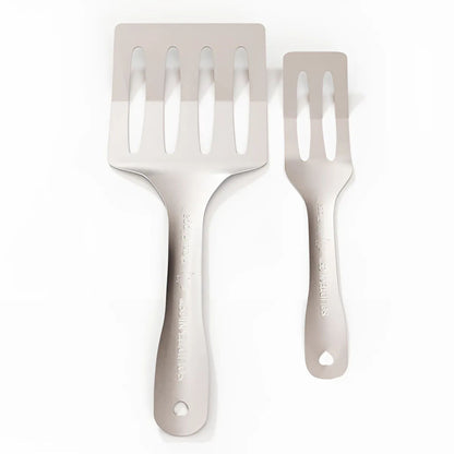 Flexi Flippa og Lil Flippa stekespader i rustfritt stål ved siden av hverandre. Plastfrie, slitesterke kjøkkenredskaper laget i Australia for trygg og sunn matlaging.