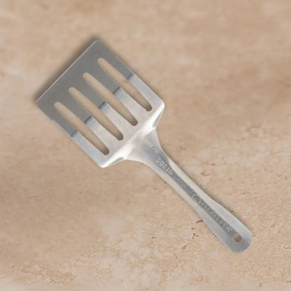 Flexi Flippa stekespade i rustfritt stål – fleksibel, slitesterk og uten plast, perfekt for steking i panner uten belegg