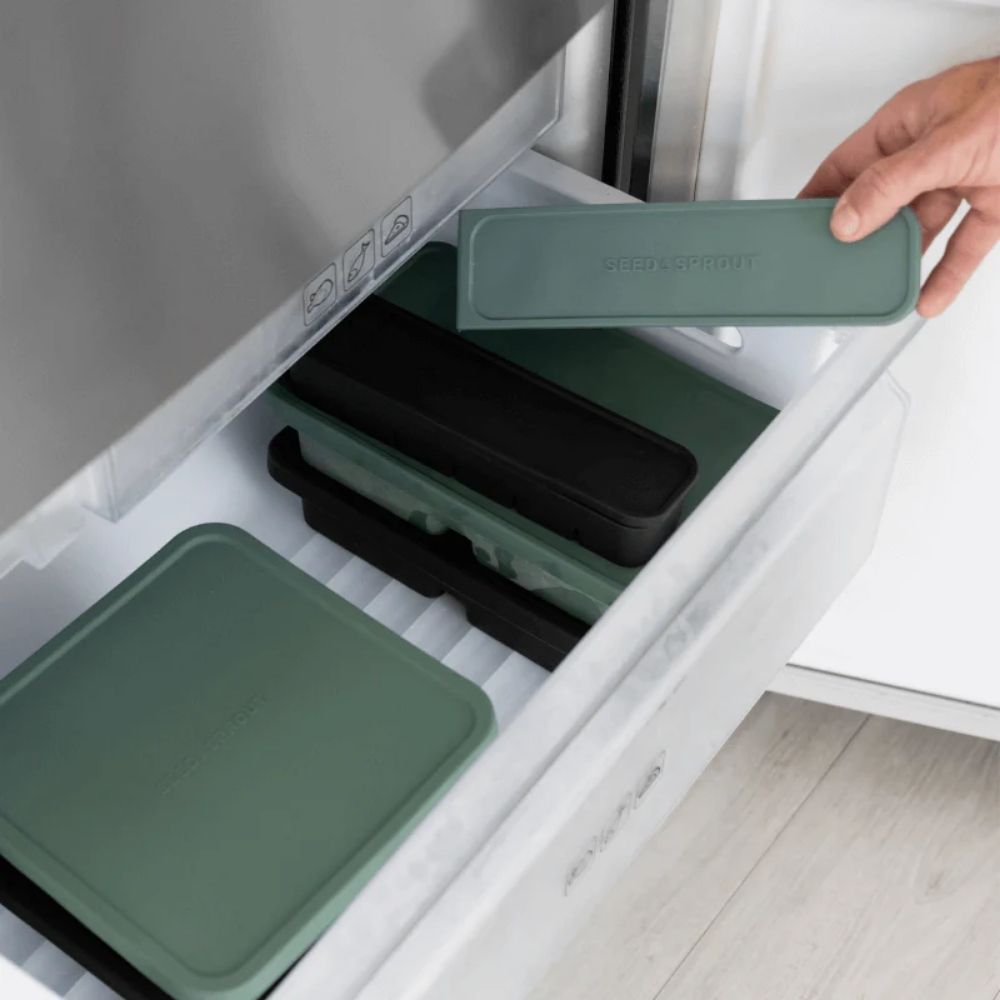 Silikon fryseform i fargen Eucalyptus som plasseres i fryseskuff, stablet med andre former fra Seed & Sprout