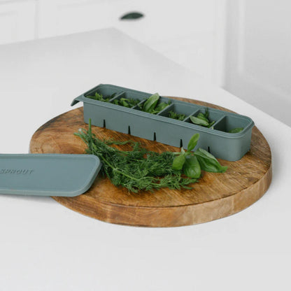 Fryseform i LFGB-sertifisert silikon fylt med friske urter, klar for porsjonsfrysing
