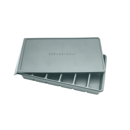 Fryseform i LFGB-sertifisert platinumsilikon med seks 100 ml rom og tett lokk fra Seed & Sprout, vist hos Sunnere Hjem.