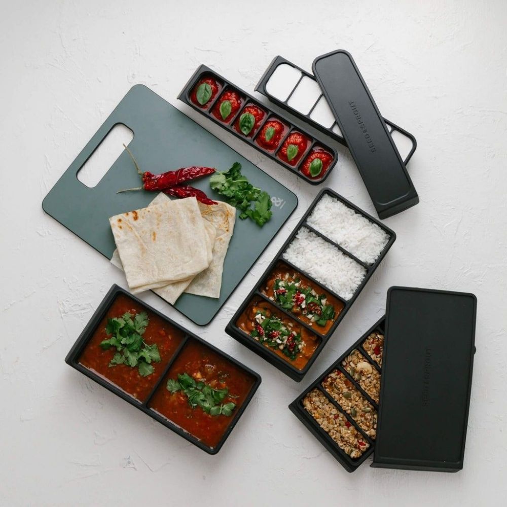 Flere silikon fryseformer i 6-porsjons størrelse fylt med ferdige porsjoner til frysing. Perfekt for batch cooking, babymat, sauser og restemat.