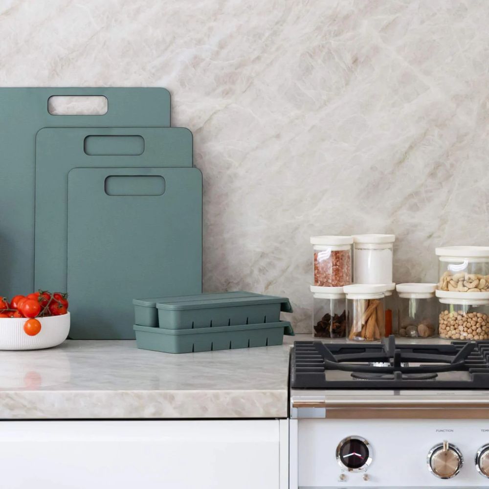 Platinumsilikon fryseformer fra Seed & Sprout stablet på en kjøkkenbenk sammen med skjærebrett og oppbevaringsglass. Viser plastfri og organisert matoppbevaring i et moderne kjøkken.