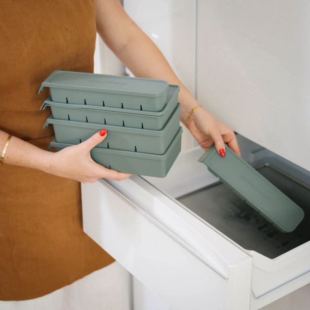 Stabelbare fryseformer i LFGB-sertifisert platinumsilikon plasseres i en fryser. Viser hvor praktisk og plassbesparende de er for plastfri matoppbevaring.