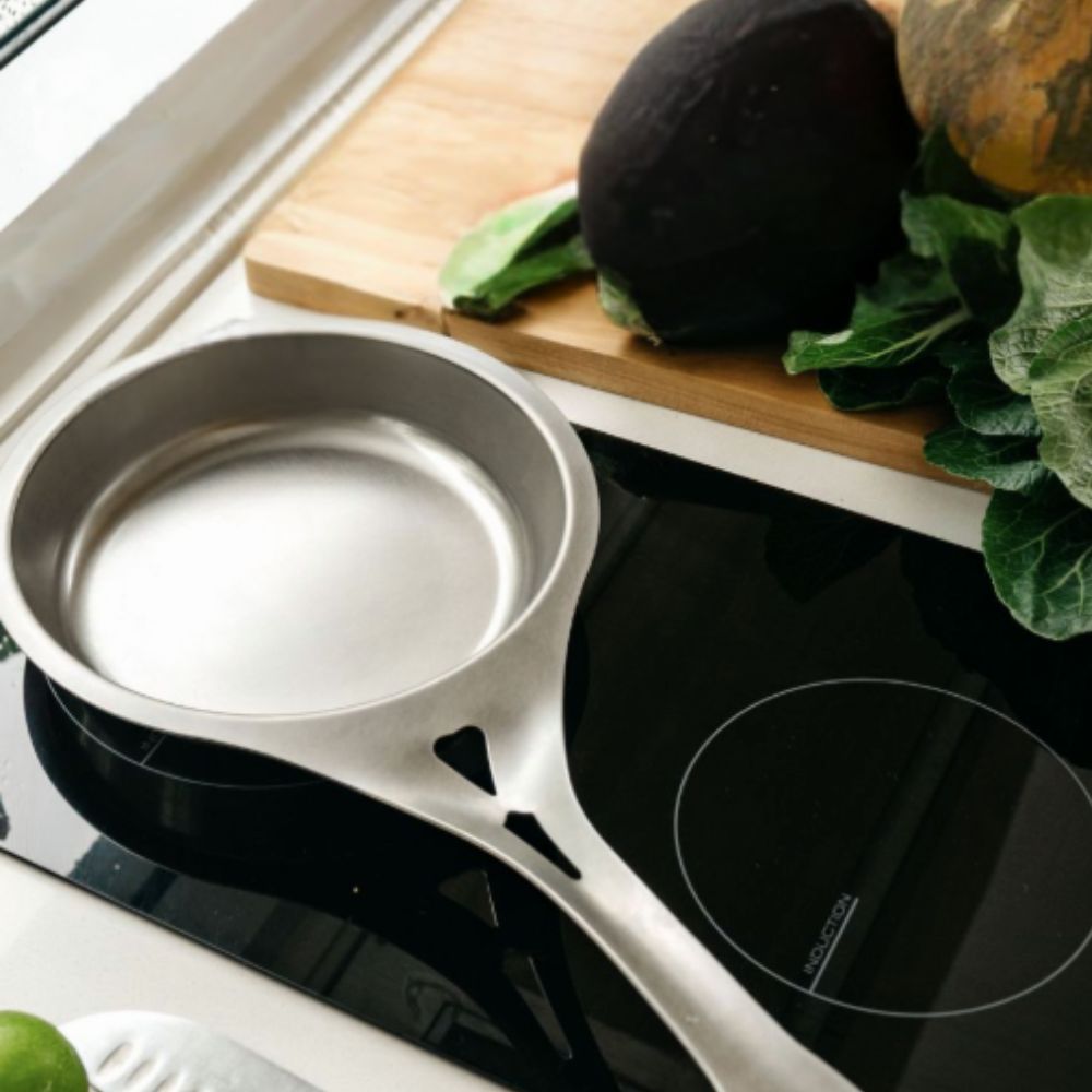 Giftfri non-stick stekepanne i nikkelfritt rustfritt stål uten PFAS, ideell for trygg matlaging og lang holdbarhet.