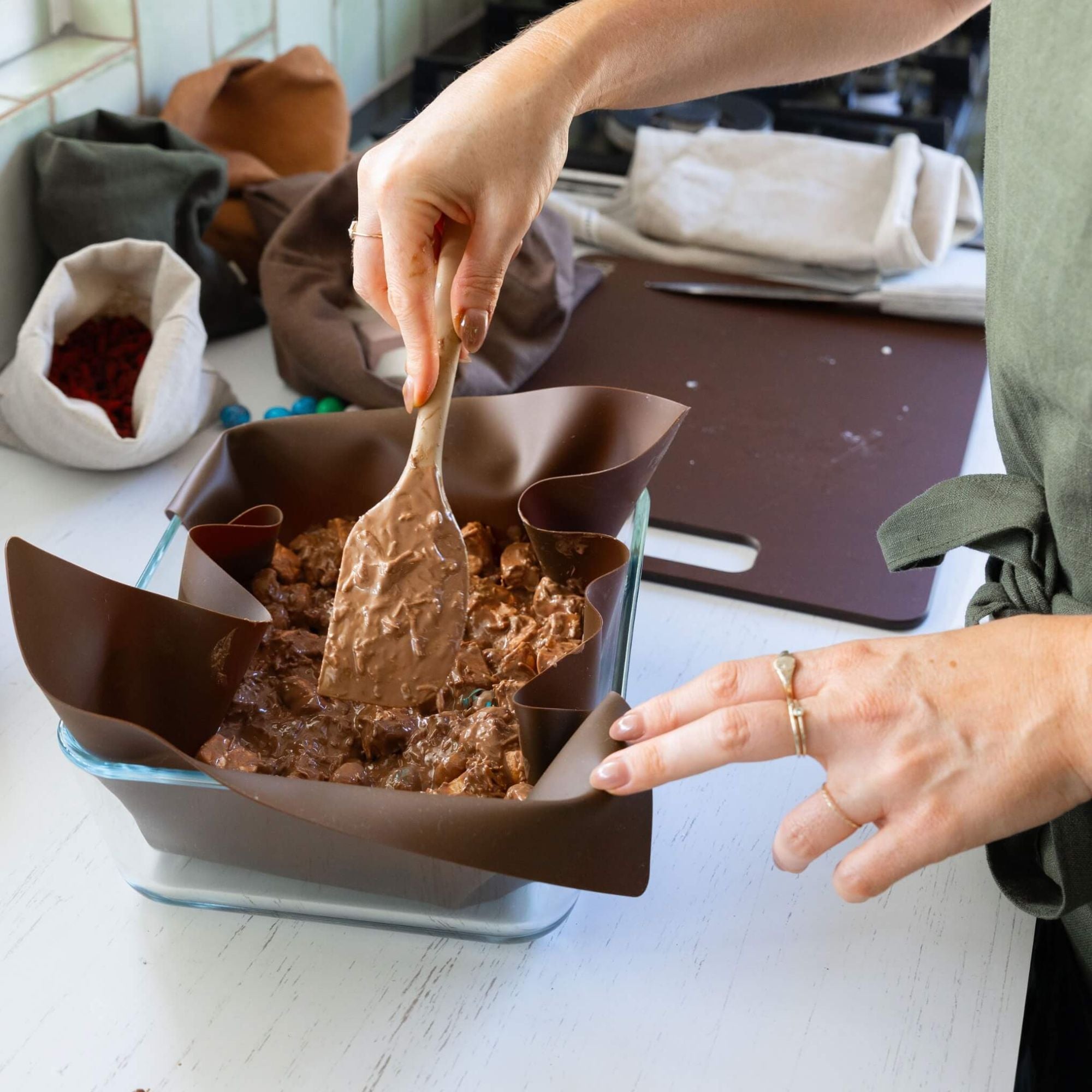 Gjenbrukbar silikonbakematte i LFGB-sertifisert silikon brukt til baking i ildfast form på kjøkkenbenk.