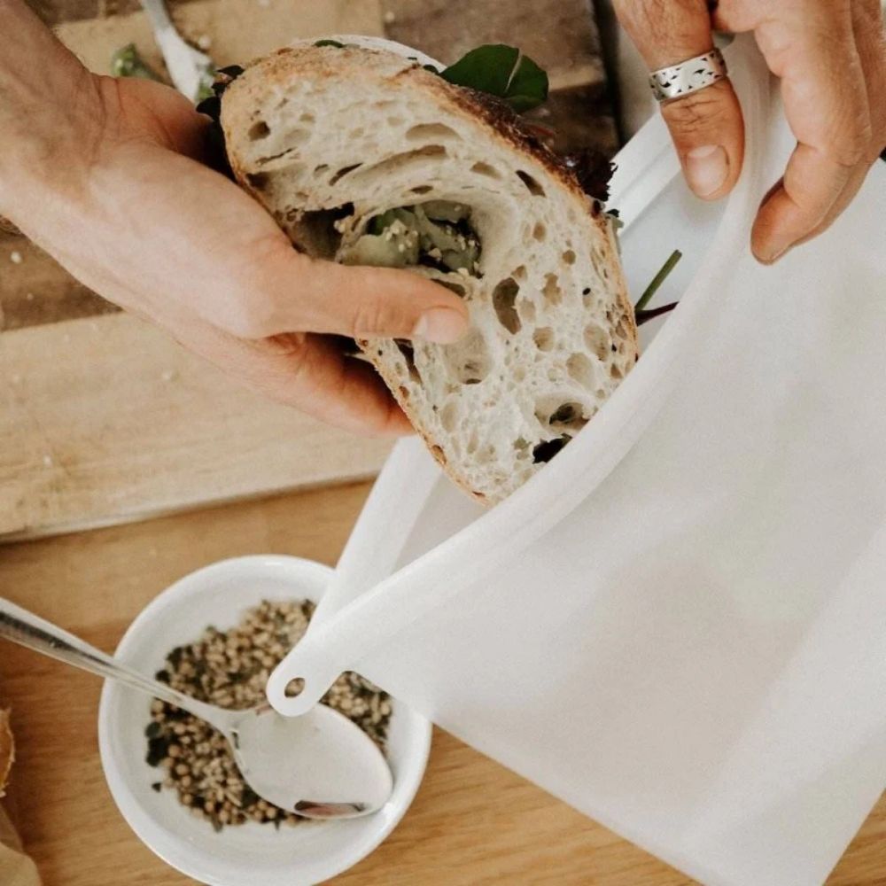 Gjenbrukbar silikonpose fra Seed & Sprout fylt med ferskt brød, et trygt og varig alternativ til plastposer som holder maten fersk lenger og reduserer engangsplast i hverdagen.
